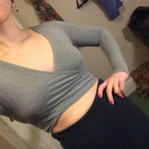  - Grå Monki crop top 