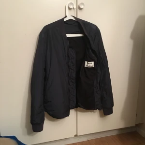  - Bomberjacka från Acne Studios Unisex Sitter lite oversize på en medium och perfekt på en large Sjukt snygg och varm Fint skick. Kund står för frakt. 