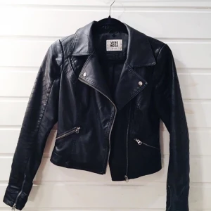  - Enkel men supersnygg biker-jacka från VeroModa. Använd några gånger men i väldigt fint skick. Nypris 500 kr.