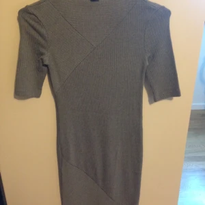  - Ljusgrå ribbstickad tight fodralklänning med lite båthals från h&m trend. Storlek 34 och slutar strax nedanför knäna på mig (1,62 lång) lite längre t-shirt ärm och endast använd 1 gång. Mycket fint skick! 
