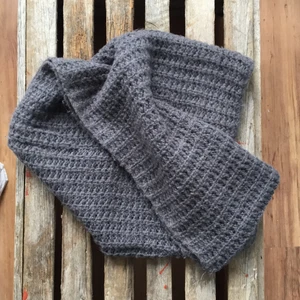  - En stickad brun/grå omlott halsduk från gina tricot!