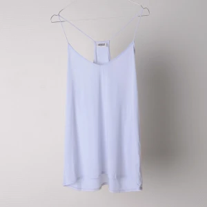  - Ljusblått linne i cupro från Weekday. Använd typ 1 gång! Köpare står för frakt.