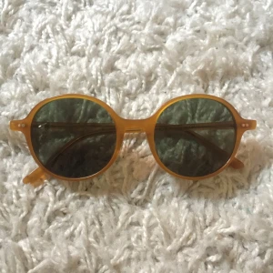  - Superfina solglasögon från Vasuma endast använda en gång på en modeplåtning. Ordinariepris 3000 SEK 