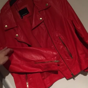  - Oversize röd skinnjacka. Den är inte knallröd som det ser ut på bild 2 & 3. Bild 1 visar ungefär färgen.
Kan frakta!