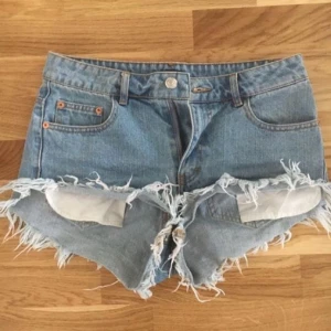  - Korta slitna joeansshort ifrån bikbok. Sparsamt använda. Kan fraktas men köparen står för frakten! 