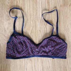  - 🌸Mönstrad bygellös bh söker nytt hem🌸  • Storlek: 38 • Märke: H&M • Material: Se bild 3 • Skick: Helt ny, inte ens provad! • Övrigt: Inga skavanker  • Frakt: 7kr 