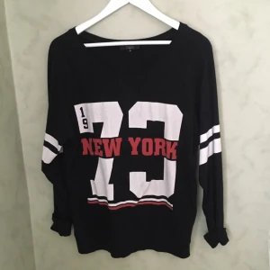  - Oversize sweatshirt från bikbok. En gammal favorit som tyvärr aldrig kommer till användning längre. Frakt tillkommer!