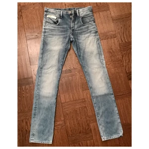  - Herrjeans av märket G-Star Raw Denim. Ljusblå i size 33, längd 36. 👖 Jag använder Swish men vill du betala genom Plick SafePay så säg till 👤