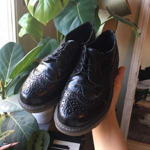 Säljer ett par svarta skor med snörning i storlek 38. Fint, nästan oanvänt, skick!
Dessa är veganska.

Finns i Stockholm och kan ta betalt med swish! :)