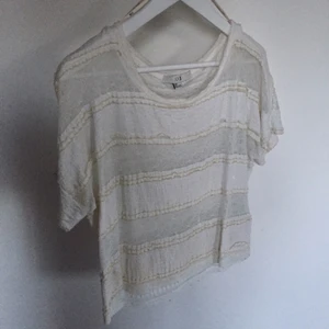  - Gräddvit top med fina detaljer. Sååå skönt material och lite kortare i modellen (men inte så att magen syns). Perfekta toppen enligt mig! 💛