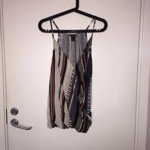  - Omlottlinne från Lindex i storlek S, helt ny och oanvänd. Perfekt skick!