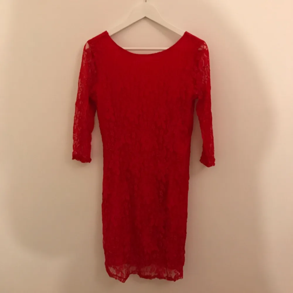 Röd tajt spets klänning med V ringad rygg och trekvarts långa ärmar  :-) fint skick!. Klänningar.