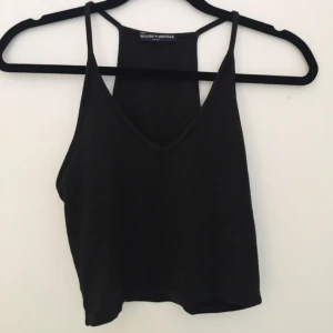  - Cropped topp med urringning. Från Brandy Melville, då one size. Aldrig använd! 