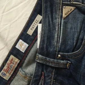  - Helt nya replay slim fit, bootcut, jätte skygga och helt nya! Använda 1 gång, fick i present och är lite för små. 