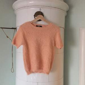 Fluffig T-shirt från bikbok i rosa/aprikos färg. Endast använd 1 gång. Frakt ingår