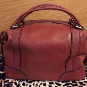 A cute brown bag, used only couple of times. Very good condition and clean. Original leather. With long strap!.

(Swish or cash)
