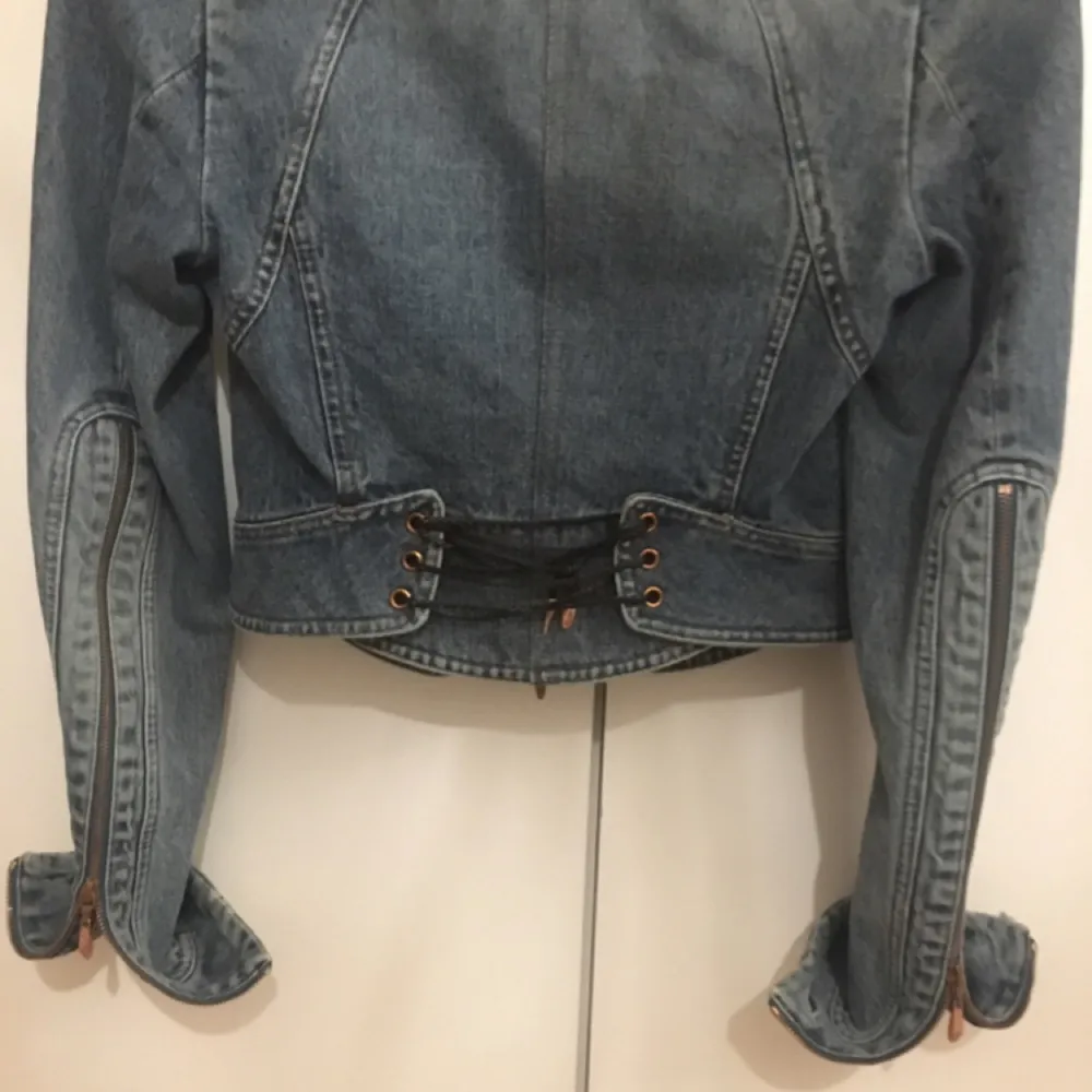 Roberto Cavali jeans jacka. Snyggt model. Vintage jeans jacka. Passar S/XS.  . Jackor.