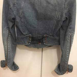 Roberto Cavali jeans jacka. Snyggt model. Vintage jeans jacka. Passar S/XS.  