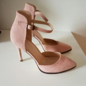  - Nya pumps i storlek 39 från bianko. Endast provade! Skickas via post eller hämtas i lund.