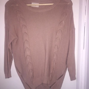  - Halvärmad stickad tröja från Vero Moda. Använd fåtal gånger, kan justera öppningen med dragkedjorna.