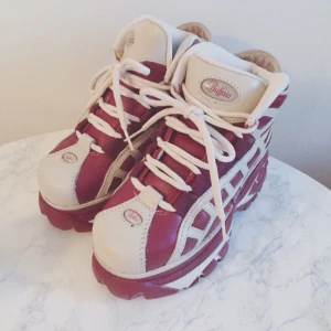  - Original Buffalo platåskor i retro röd/vit färg. Använda få gånger, mycket bra skick. Org pris 1200:-  Möter upp i Sthlm eller skickar då betalar köparen frakten. 