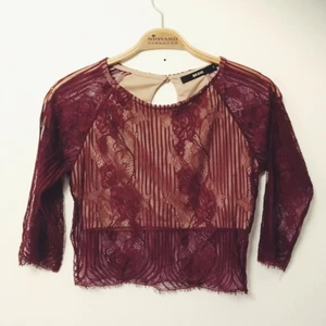  - Jättefin vinröd spetstopp från Bikbok som tyvärr inte kommer till användning. Använd en gång så den är precis som ny! 