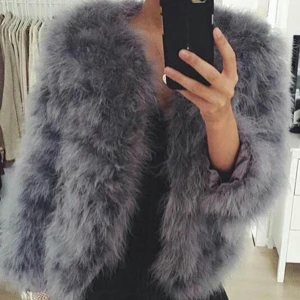  - sälja en pälsjacka av strutsfjädrar. knappt använd . I en  kortare modell med korta armar. supper snygg!! 
kan mötas upp i Karlshamn eller skicka . köpparen betalar fakten. 