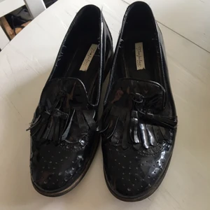  - Super snygga sko från Zara. Nästan som nya, men som ni ser på den sista bilden är dom lite slitna på den ena sidan. 