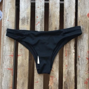  - Svarta bikinitrosor med lappar kvar Aldrig använda