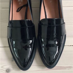  - Splitternya loafers i lack. Underbara men tyvärr för små för mej. Perfekta nu till våren!