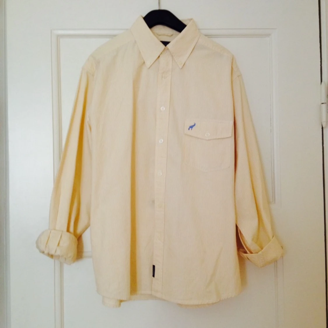 Vit/gul randig skjorta från Colonial. Sjysst passform för medelstor kille.