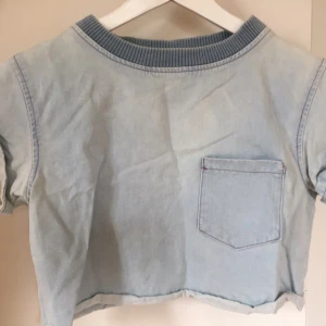  - Snygg crop top i denim från asos i jättefint skick! 