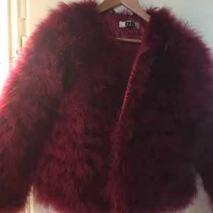  - Snygg röd strutspäls! Köpt på DM retro och kostade som limited edition för 1400kr.. kvitto finns och riktigt bra skick.