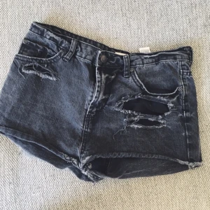  - Slitna black/grey shorts, högmidjade i storlek 36