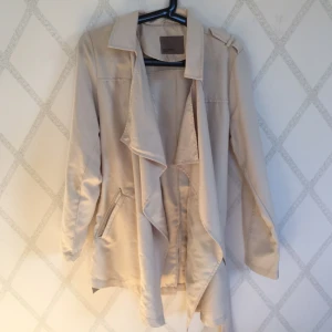  - Kappa från Vero Moda. Använt skick. Frakt tillkommer.