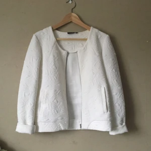  - Ganska väl använd men kommer aldrig till användning längre. Mönstrad och har fickor.

Frakt tillkommer, tar swish!