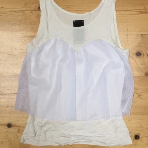  - Gulligt vitt linne med tyllfall.