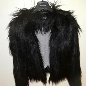  - Jacka i fuskpäls från Topshop. sweatshirt foder inne så nästan som någon slags jacka/tröja, alltså inte en vinterjacka. säljes pga för liten. bra skick!