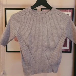  - Grå topp från Gina Tricot. Använd 2 gånger.

Frakt kostar 30kr