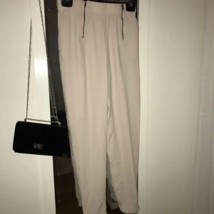  - Beiga byxor i skönt material från märket ONLY. Storlek 34. Aldrig använda. 