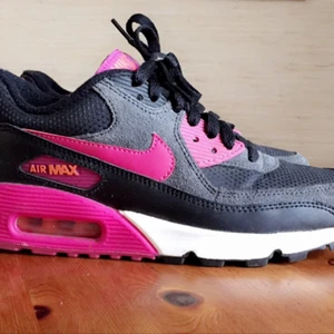  - Sjukt coola Nike air max 90, i svart, grå, vitt och mörkrosa. Säljes pga för små. Använda i 2 timmar en gång pga envisandes om att de inte alls var för små. Hehe. Söker nytt hem då de bara står och skräpar. Inköpspris 1399