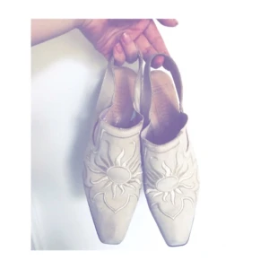  - I suggest you take these boots out for a spin on the dancefloor. Size says 38 but will fit better on a 37-37,5. 