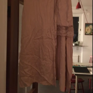  - Omlottkjol från Zara Trafaluc. Mindre kjol med spetskant under omlotten. Puderrosa, inköpt i våras. 