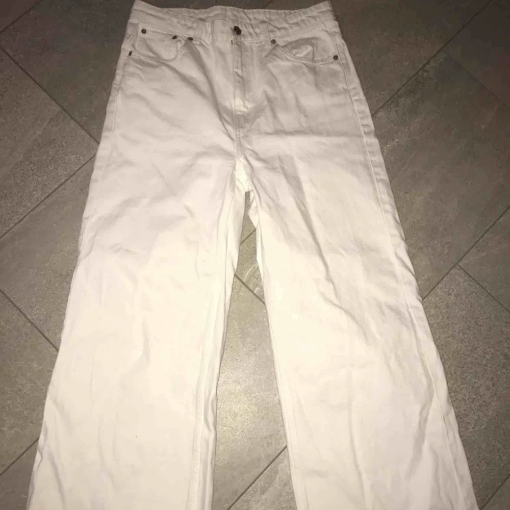 Riktigt fräscha vita jeans från Weekday. Knappt använda, köpte för 600.   Säljer pågrund av för stora. Har nålat in dom på bilden för att man ska se verkliga passformen för en person med rätt storlek!. Jeans & Byxor.