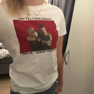  - T-shirt med coolt tryck från bershka! ⚡️💛 Bra skick, använd en gång. 👊🏼 Skriv privat för mer bilder eller info!! 👄⭐️