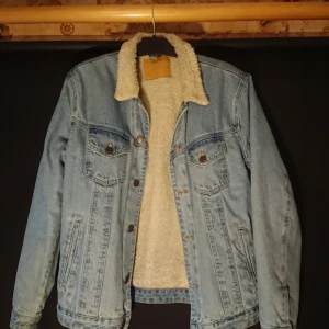  - Jeansjacka från jack&jones Nypris:1000kr Väldigt bra kvalitè Möts upp i Jönköping eller fraktas, köparen står för frakt Priset kan diskuteras