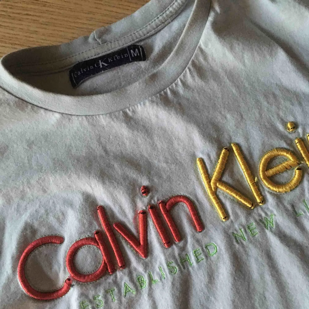 Speciell Calvin tisha med sydd logga, jättecool gråish färg köpt på second hand men bra skick har själv bara använt 1 gång. T-shirts.