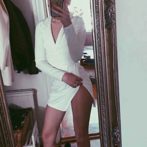  - Aldrig använt denna klänningen Klänningen är av prettylittlething x Jennifer Lopez  Kosta ny 270kr  +frakt 