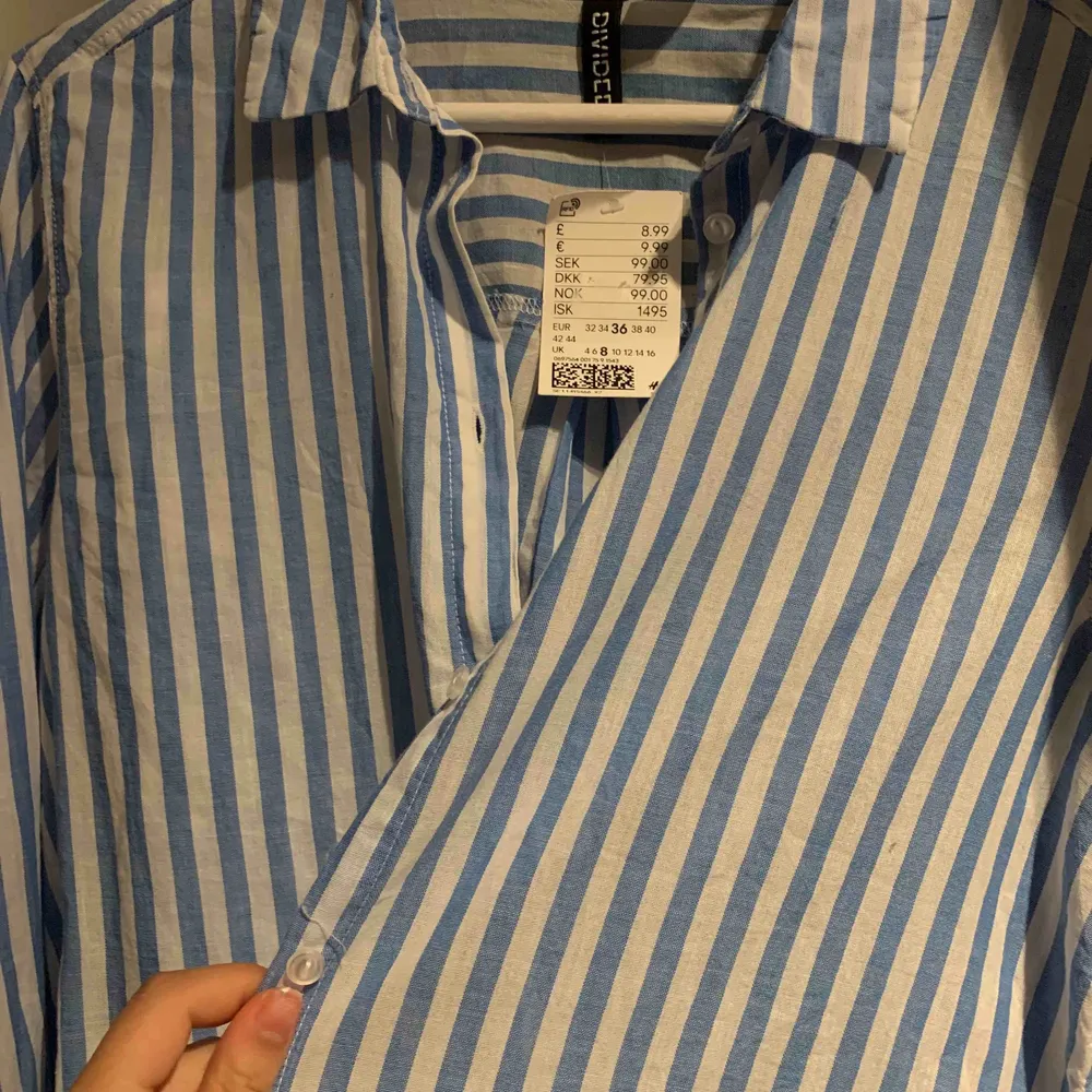 Fin randig skjorta från hm! Aldrig använd och med prislappen kvar, säljer då den tyvärr är för stor för mig. Skjortor.