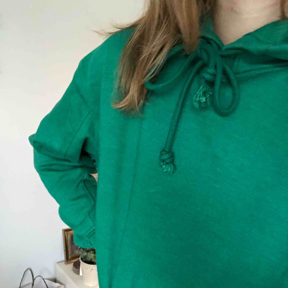 Grön hoodie från Pull&Bear, köpt för ca 1 år sedan och i gott skick. Supermysig, sitter oversize på mig som har storlek S. Frakt tillkommer 🌾. Huvtröjor & Träningströjor.